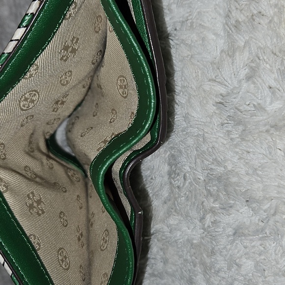 Tory Burch Green and White Geometric Wallet - Picture 9 of 10